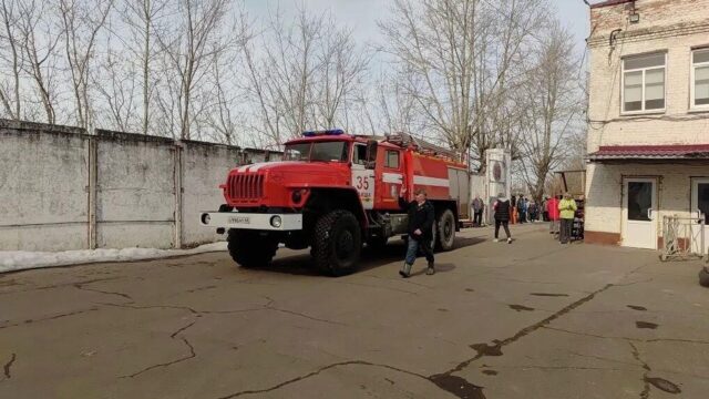 Автомобиль пожарной службы МЧС России на территории суконной фабрики в Моршанске во время пожара - РИА Новости, 1920, 27.03.2026