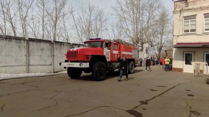 МЧС: пожар на суконной фабрике в Моршанске локализовали Автомобиль пожарной службы МЧС России на территории суконной фабрики в Моршанске во время пожара - РИА Новости, 1920, 27.03.2026