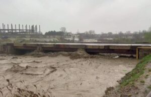 Мост через реку Ярык-Су во время обильных осадков в Хасавюрте - РИА Новости, 1920, 28.03.2026