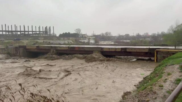 Мост через реку Ярык-Су во время обильных осадков в Хасавюрте - РИА Новости, 1920, 28.03.2026