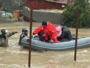 Сотрудники МЧС проводят эвакуацию - РИА Новости, 1920, 29.03.2026