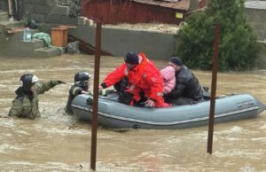 Сотрудники МЧС проводят эвакуацию - РИА Новости, 1920, 29.03.2026