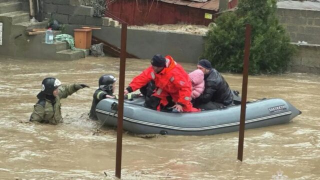 Эвакуация жителей во время обильных осадков в Махачкале - РИА Новости, 1920, 29.03.2026