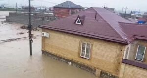 Подтопленная улица в поселке Новый Хушет под Махачкалой - РИА Новости, 1920, 28.03.2026