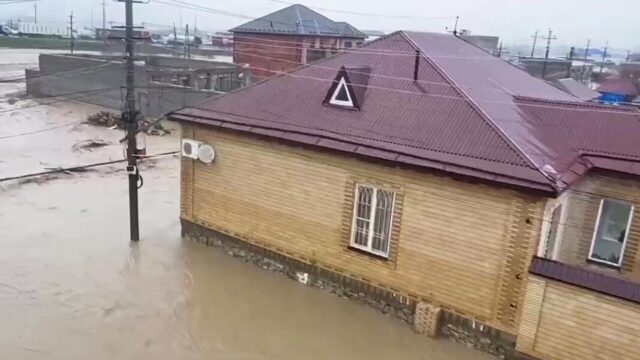 Подтопленная улица в поселке Новый Хушет под Махачкалой - РИА Новости, 1920, 28.03.2026