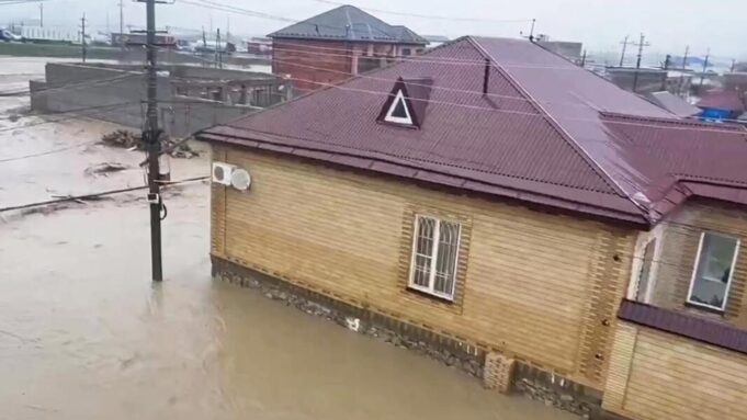 Подтопленная улица в поселке Новый Хушет под Махачкалой - РИА Новости, 1920, 28.03.2026