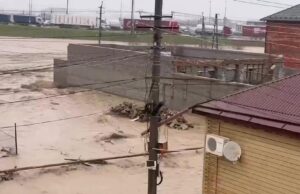 Подтопленная улица в поселке Новый Хушет под Махачкалой - РИА Новости, 1920, 28.03.2026