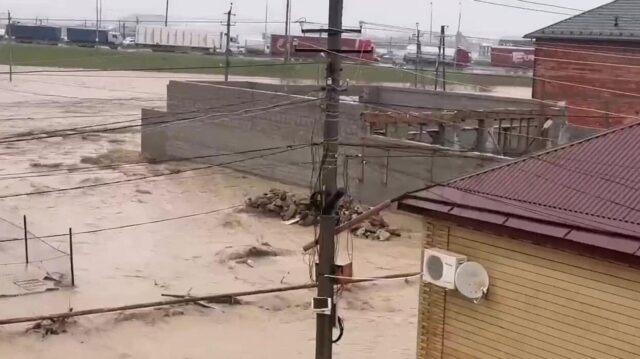 Подтопленная улица в поселке Новый Хушет под Махачкалой - РИА Новости, 1920, 29.03.2026