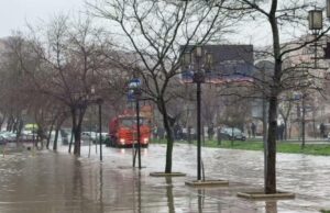 Мажонц: в Дагестане 65 тыс абонентов остаются без электричества из-за непогоды Подтопленная улица в Махачкале. Кадр видео - РИА Новости, 1920, 29.03.2026