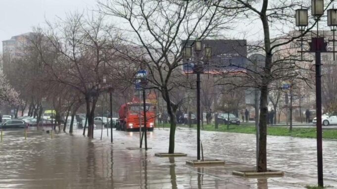 Подтопленная улица в Махачкале. Кадр видео - РИА Новости, 1920, 29.03.2026