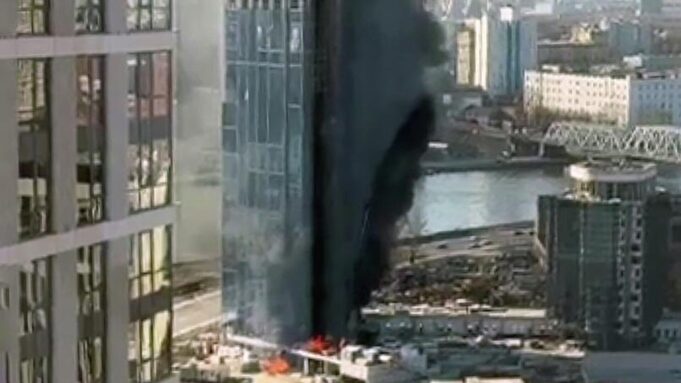 Пожар в строящемся ЖК Марк на набережной Марка Шагала в Москве - РИА Новости, 1920, 29.03.2026
