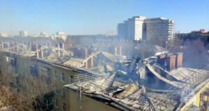 Последствия пожара на крыше жилого дома в Жуковском. Кадр видео - РИА Новости, 1920, 29.03.2026