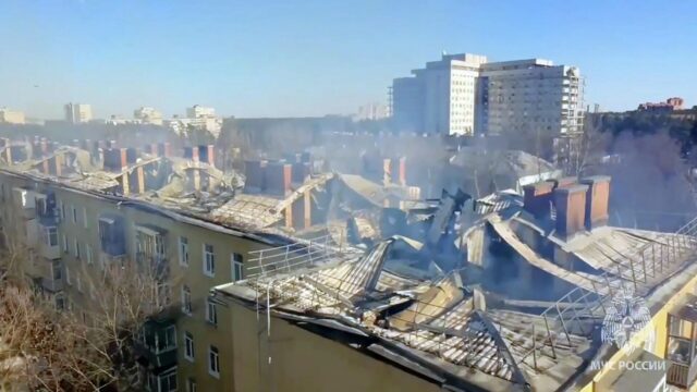 Последствия пожара на крыше жилого дома в Жуковском. Кадр видео - РИА Новости, 1920, 29.03.2026