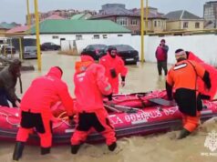 Сотрудники МЧС России готовятся к эвакуации местный жителей из подтопленных домов в Дагестане - РИА Новости, 1920, 30.03.2026