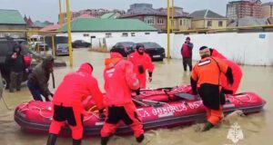 Сотрудники МЧС России готовятся к эвакуации местный жителей из подтопленных домов в Дагестане - РИА Новости, 1920, 30.03.2026