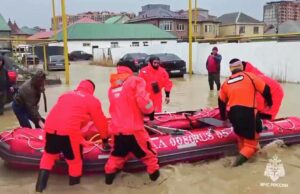 Сотрудники МЧС России готовятся к эвакуации местный жителей из подтопленных домов в Дагестане - РИА Новости, 1920, 30.03.2026