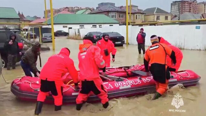 Сотрудники МЧС России готовятся к эвакуации местный жителей из подтопленных домов в Дагестане - РИА Новости, 1920, 29.03.2026