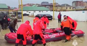 Сотрудники МЧС России готовятся к эвакуации местный жителей из подтопленных домов в Дагестане