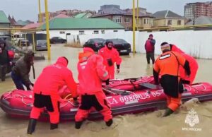 Сотрудники МЧС России готовятся к эвакуации местный жителей из подтопленных домов в Дагестане