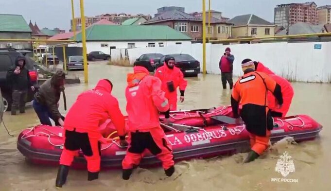 Сотрудники МЧС России готовятся к эвакуации местный жителей из подтопленных домов в Дагестане