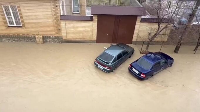 Подтопленная улица в поселке Новый Хушет под Махачкалой - РИА Новости, 1920, 30.03.2026