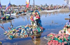 Подтопление могил участников СВО на кладбище в Троицке Челябинской области - РИА Новости, 1920, 30.03.2026