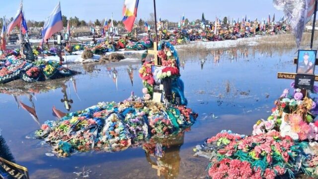 Подтопление могил участников СВО на кладбище в Троицке Челябинской области - РИА Новости, 1920, 30.03.2026