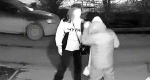 Кадр видео, на котором пьяная женщина избивает своего сына в Екатеринбурге - РИА Новости, 1920, 30.03.2026