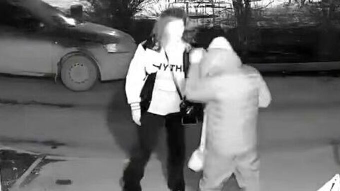 Кадр видео, на котором пьяная женщина избивает своего сына в Екатеринбурге - РИА Новости, 1920, 30.03.2026