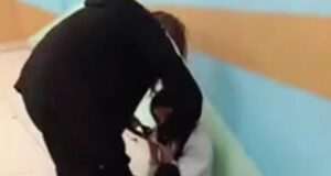 Школьница из Свердловского центра образования в Ленинградской области отрезает волосы сверстнице - РИА Новости, 1920, 31.03.2026