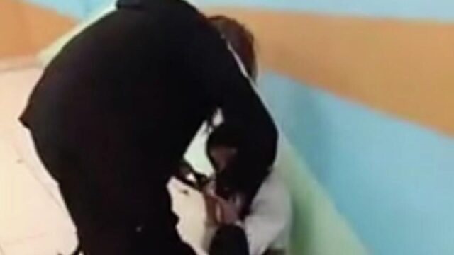 Школьница из Свердловского центра образования в Ленинградской области отрезает волосы сверстнице - РИА Новости, 1920, 31.03.2026