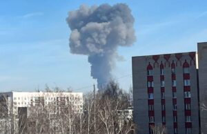 Дым на месте пожара на территории Нижнекамскнефтехима - РИА Новости, 1920, 31.03.2026