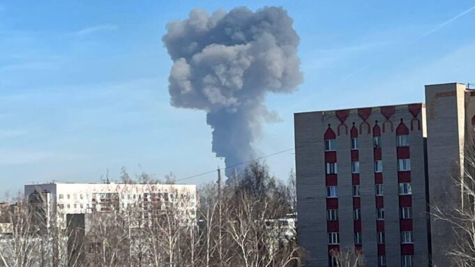 Дым на месте пожара на территории Нижнекамскнефтехима - РИА Новости, 1920, 31.03.2026