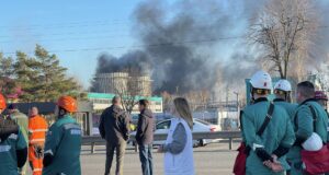 Сотрудники около территории завода Нижнекамскнефтехим, где произошел пожар - РИА Новости, 1920, 31.03.2026