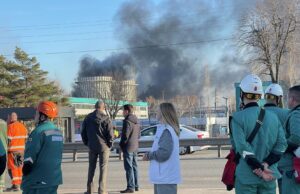 Сотрудники около территории завода Нижнекамскнефтехим, где произошел пожар - РИА Новости, 1920, 31.03.2026