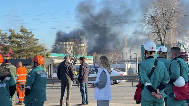 Сотрудники около территории завода Нижнекамскнефтехим, где произошел пожар - РИА Новости, 1920, 31.03.2026