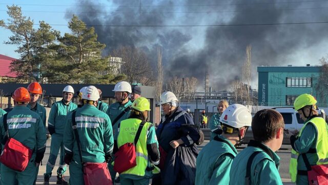 Сотрудники около территории завода Нижнекамскнефтехим в Нижнекамске, где произошел пожар - РИА Новости, 1920, 31.03.2026