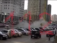 BMW на высокой скорости влетел в несколько припаркованных машин в Тюмени