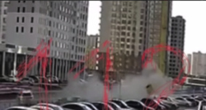 BMW на высокой скорости влетел в несколько припаркованных машин в Тюмени