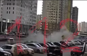 BMW на высокой скорости влетел в несколько припаркованных машин в Тюмени