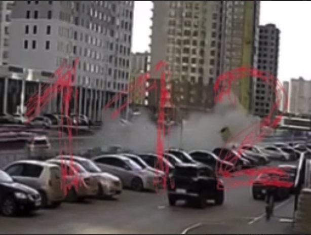 BMW на высокой скорости влетел в несколько припаркованных машин в Тюмени BMW на высокой скорости влетел в несколько припаркованных машин в Тюмени