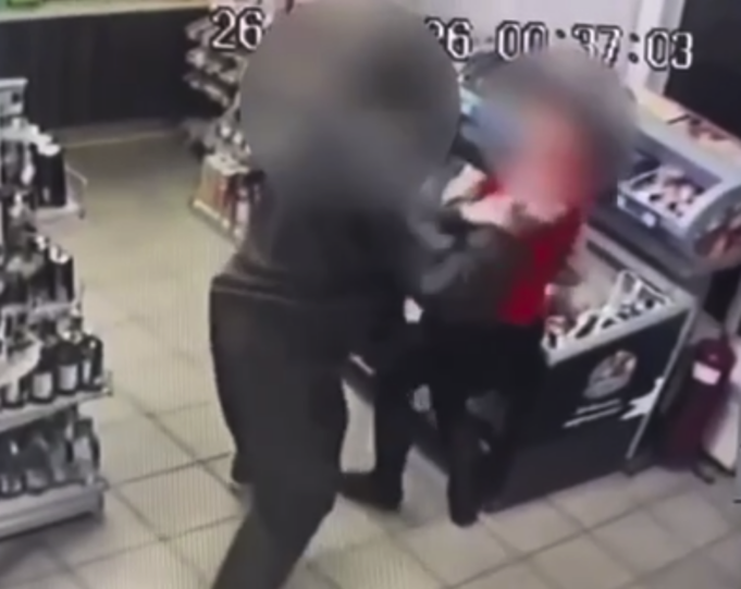 Житель Калининградской области набросился с ножом на сотрудницу заправки