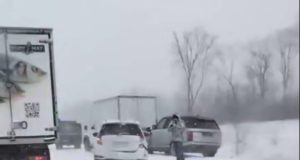 25 автомобилей столкнулись в массовом ДТП на обледеневшей трассе под Уссурийском