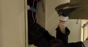 В Питере наркоманы искали клад прямо в ЩИТКЕ подъездаВ Питере наркоманы искали клад прямо в ЩИТКЕ подъезда