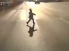 В питерском Купчино мать года просто стояла и смотрела, как её ребёнок бегает по оживлённой трассе.