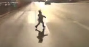 В питерском Купчино мать года просто стояла и смотрела, как её ребёнок бегает по оживлённой трассе.