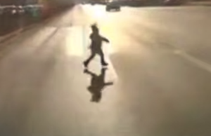 В питерском Купчино мать года просто стояла и смотрела, как её ребёнок бегает по оживлённой трассе.