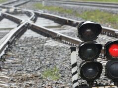 В Свердловской области поезд насмерть сбил мужчину, переходившего пути Железнодорожный светофор - РИА Новости, 1920, 24.03.2026