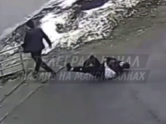 В Казани парень на остановке вырубил возлюбленную