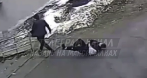 В Казани парень на остановке вырубил возлюбленную